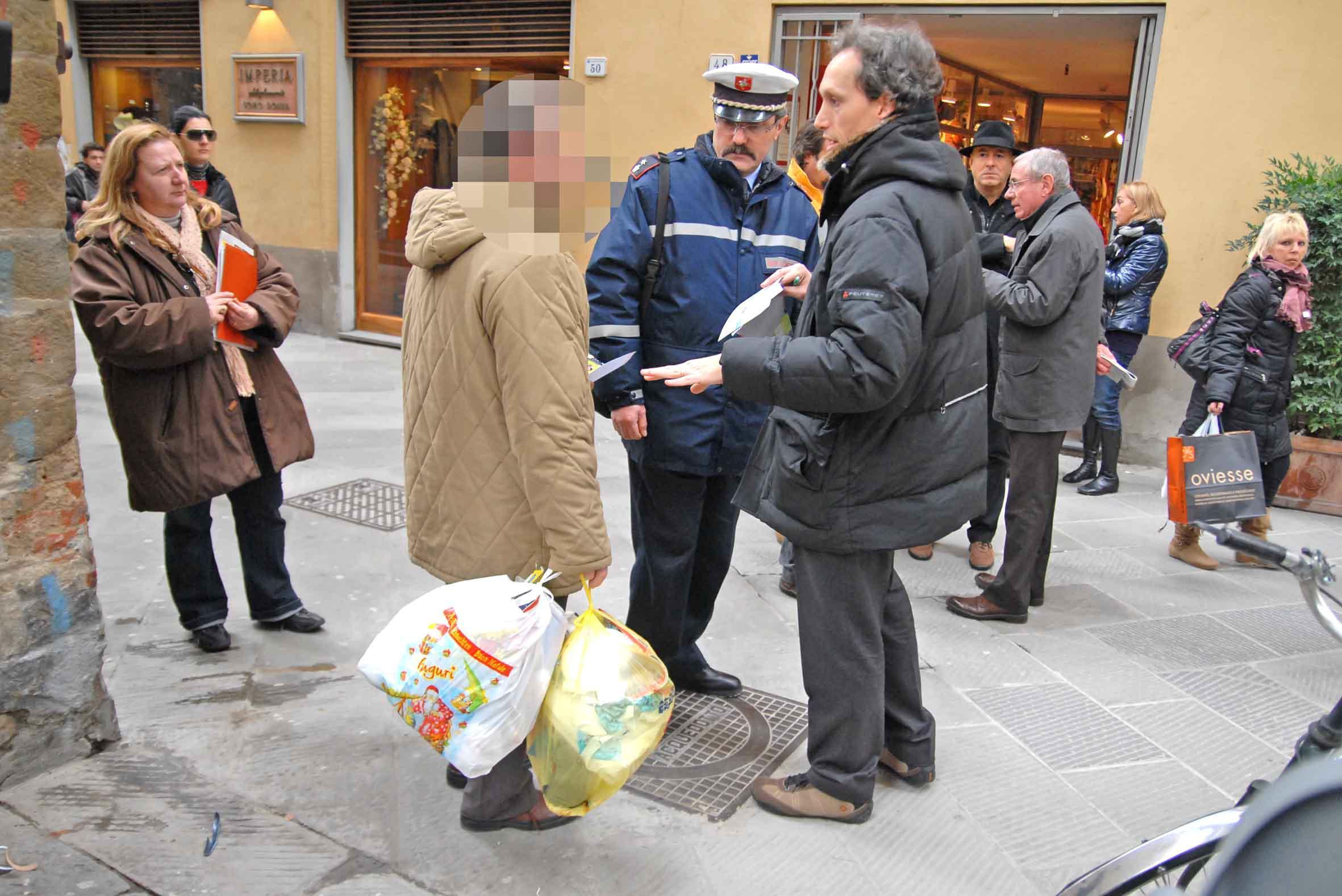 Controlli dei vigili urbani sui rifiuti (foto di repertorio)