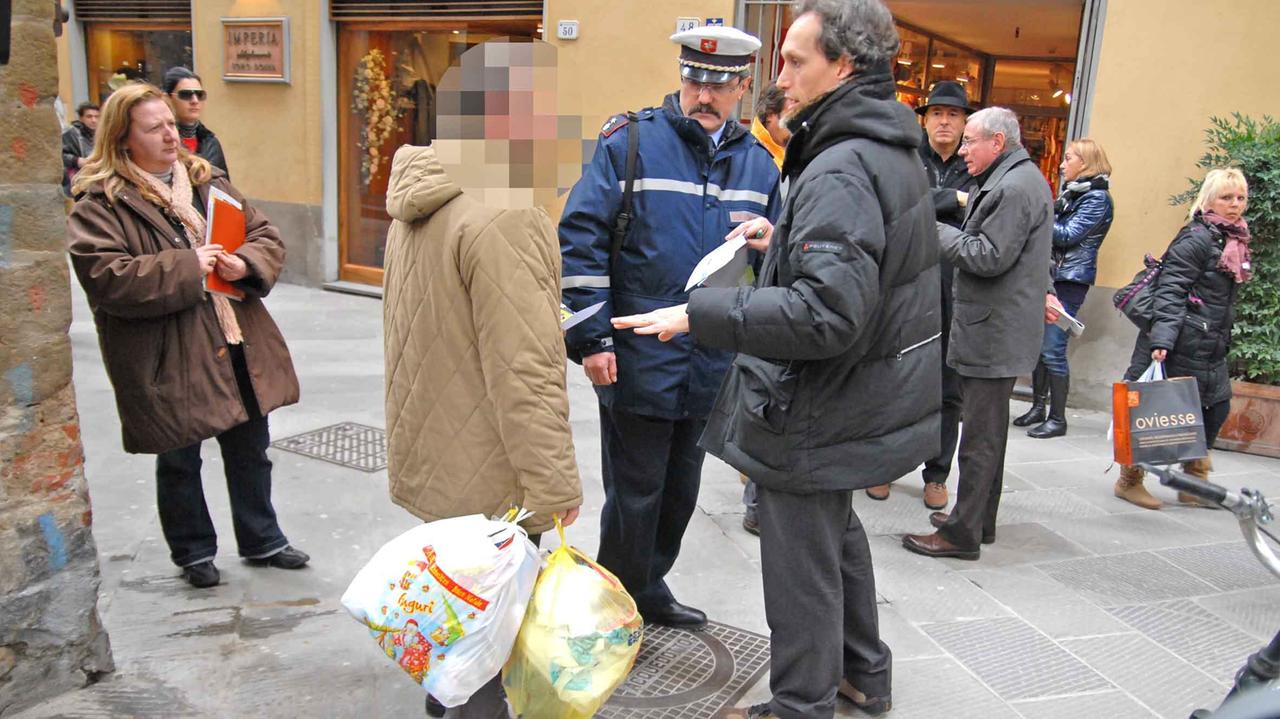 Controlli dei vigili urbani sui rifiuti (foto di repertorio)