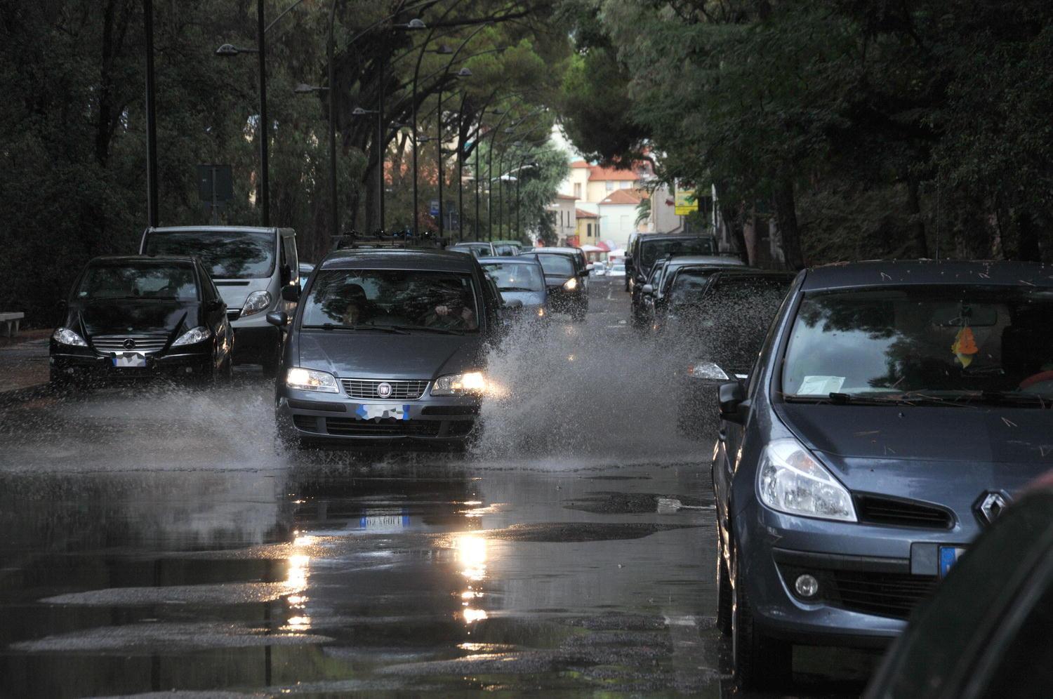 Allagamento a Follonica in via Palermo, zona Pineta, dopo il nubifragio del 10 agosto (foto Giorgio)