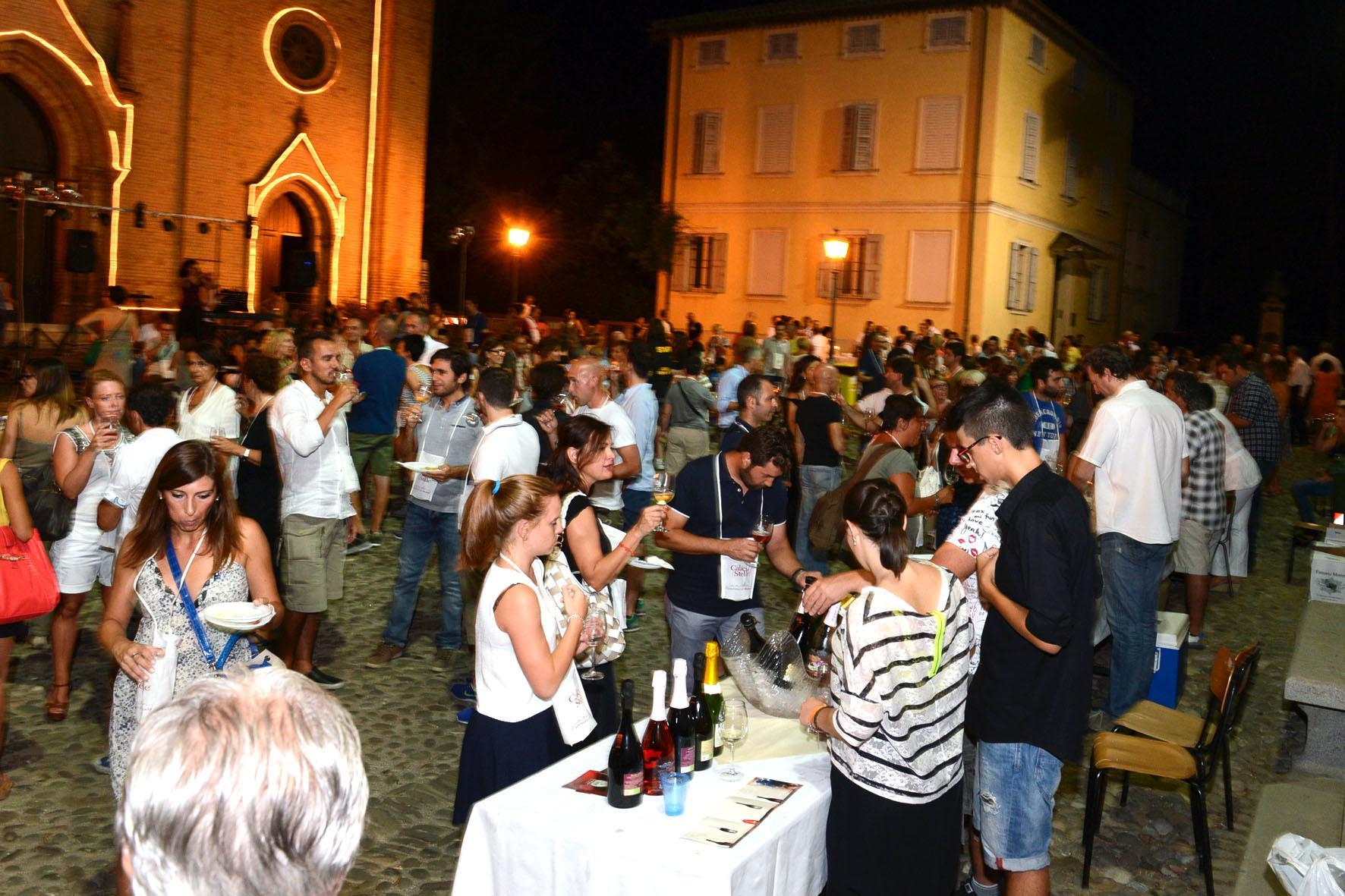 La piazza del borgo di Castelvetro durante "Calici di stelle" 