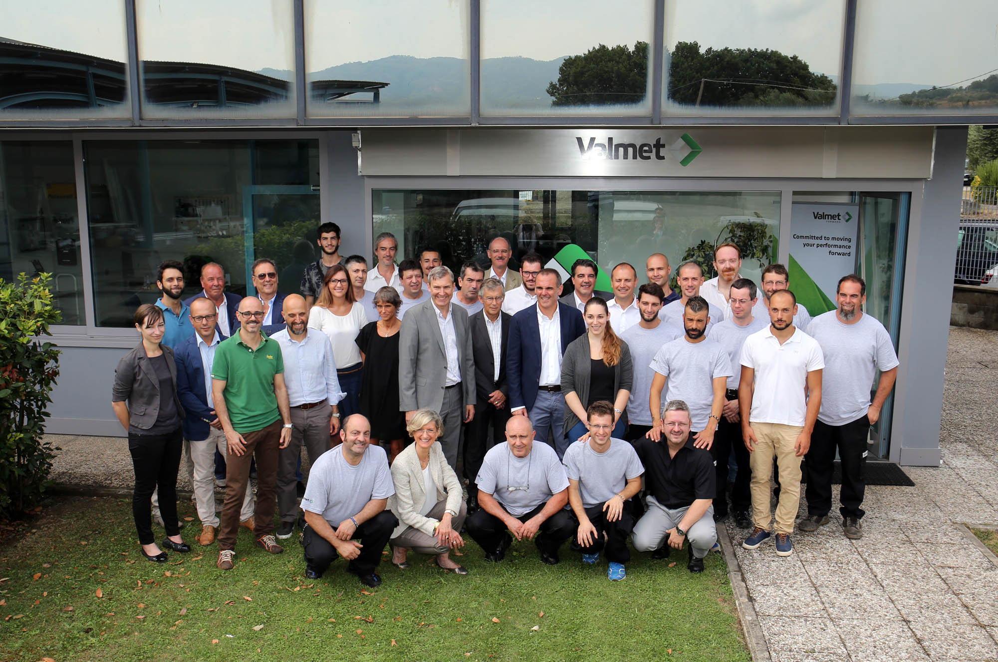 Foto di  gruppo sotto il nuovo simbolo (foto Nucci)