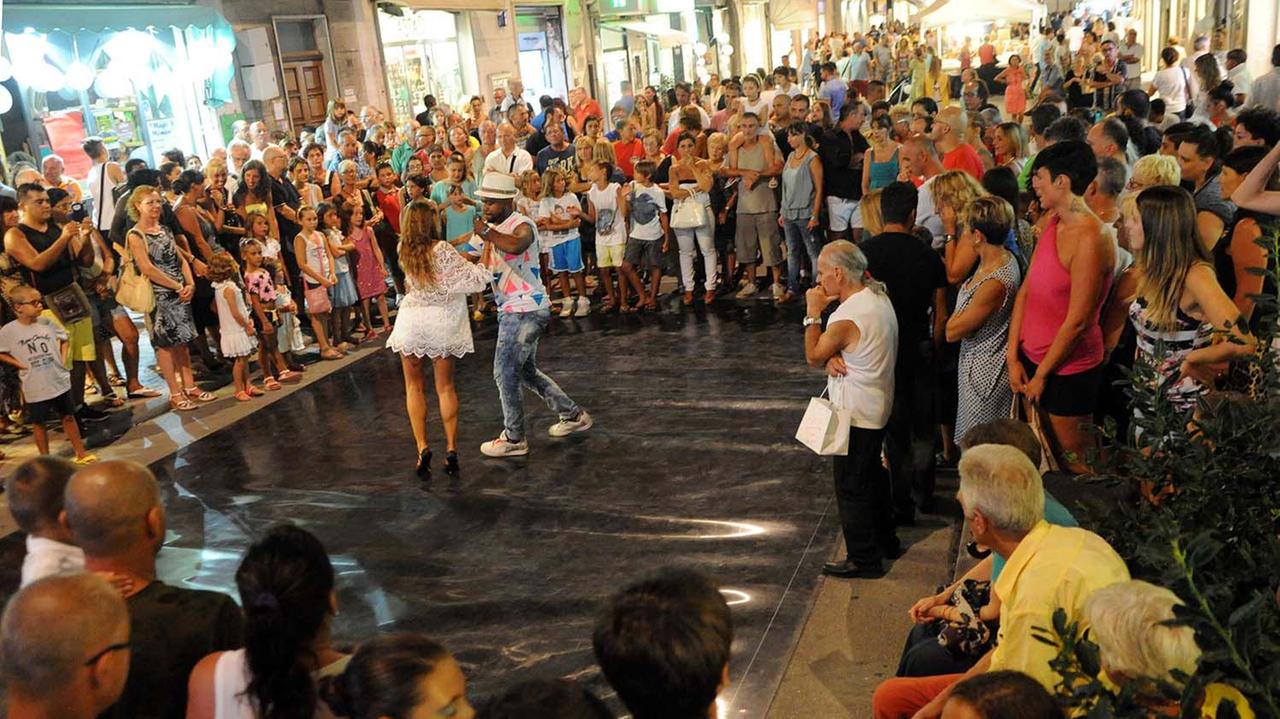 Migliaia di persone a passeggio, tra negozi aperti e spettacoli per tutti (foto Paolo Barlettani)