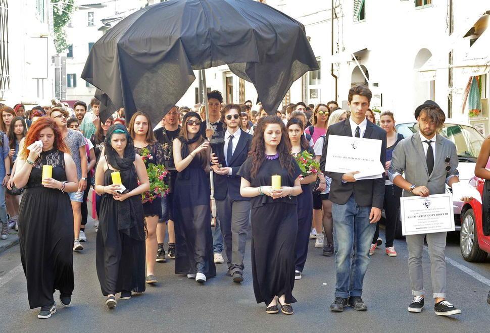Il flash mob degli studenti del Petrocchi contro la mancanza di spazi nella scuola