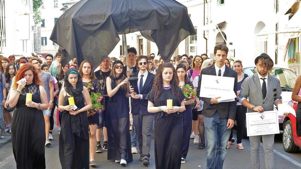 Il flash mob degli studenti del Petrocchi contro la mancanza di spazi nella scuola