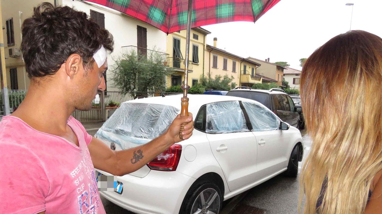 La giovane coppia davanti all'auto danneggiata (foto Batavia)