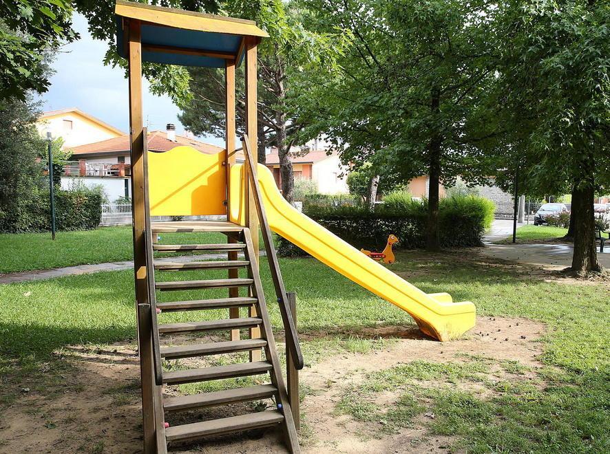 Via alla riparazione dei giochi nelle aree per bimbi dei parchi