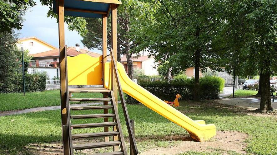 Via alla riparazione dei giochi nelle aree per bimbi dei parchi
