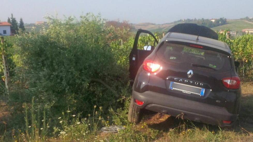 In auto contro un albero, lo soccorre la fidanzata