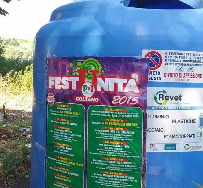 Manifesti della Festa dell’Unità affissi alle campane dei rifiuti
