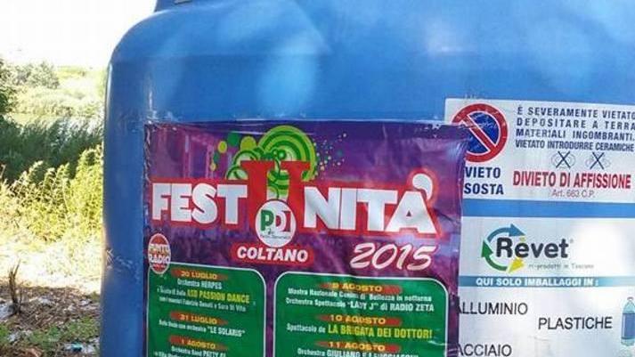 Manifesti della Festa dell’Unità affissi alle campane dei rifiuti