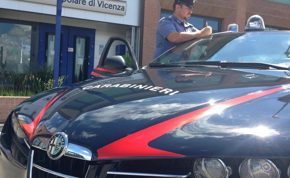 Fanno razzia sulle auto degli invitati alle nozze 