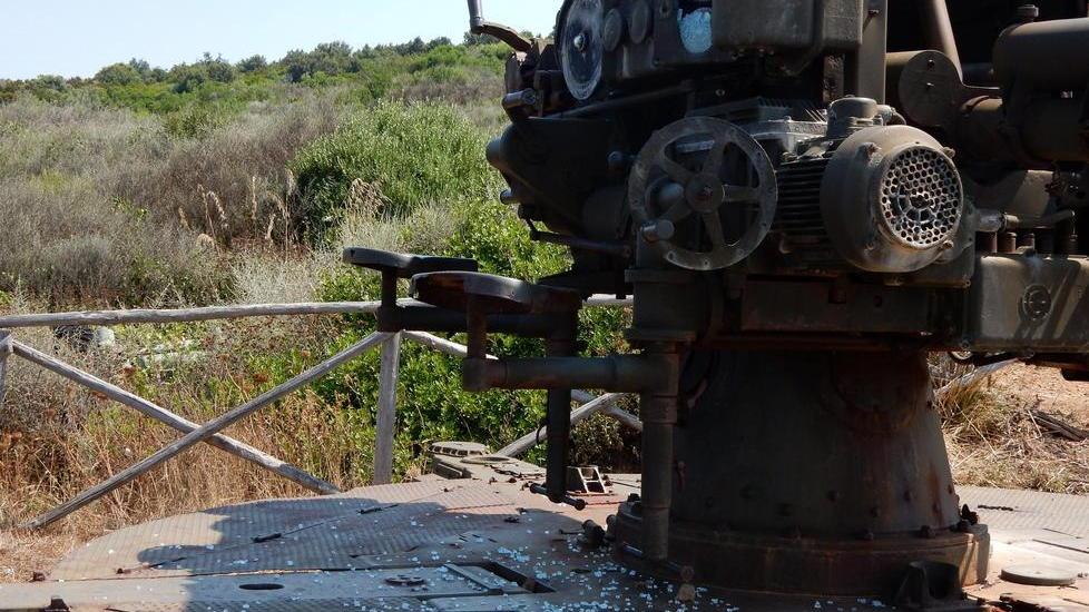 Punta Falcone, sassate al cannone