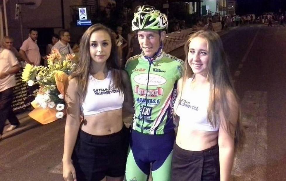 Santucci, scatto e arrivo a braccia aperte 