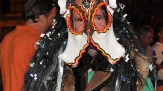 Il toro contro i toreri nella sfilata del carnevale estivo