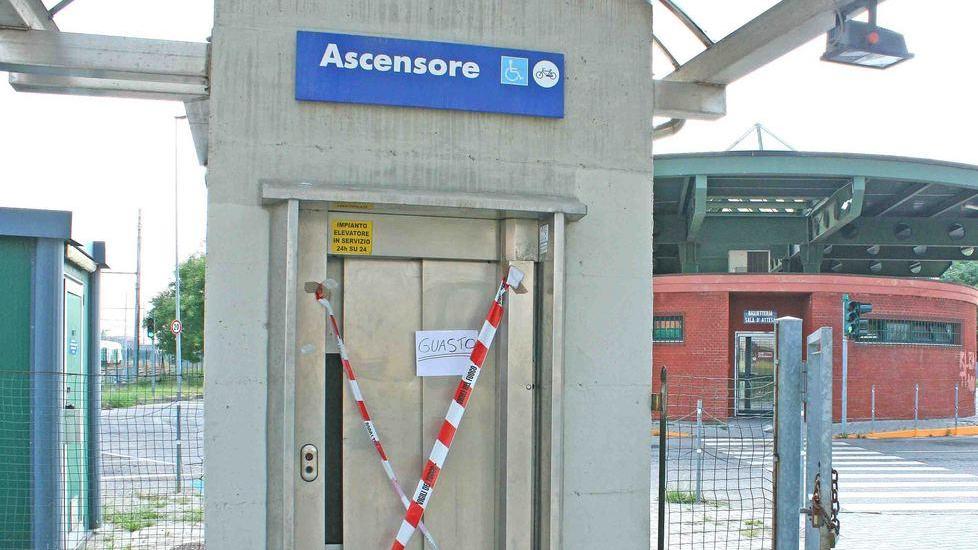 Resta bloccata in ascensore