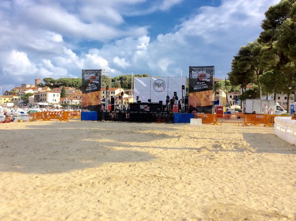 Il palco pronto per Bob Sinclar (foto di Gio' Di Stefano)