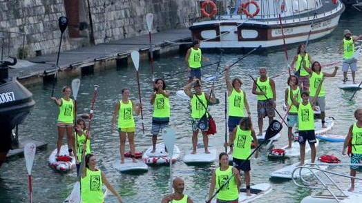 A pelo d’acqua sui fossi. Tavole e pagaie accendono la Venezia