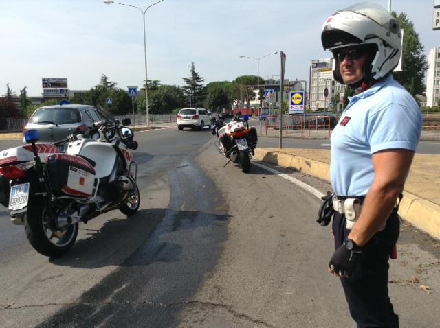 La polizia municipale alla rotonda del Ponte Petrino