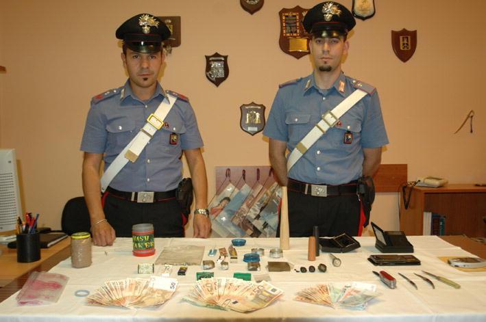 Carabinieri mostrano i risultati di un blitz antidroga (foto d'archivio) 