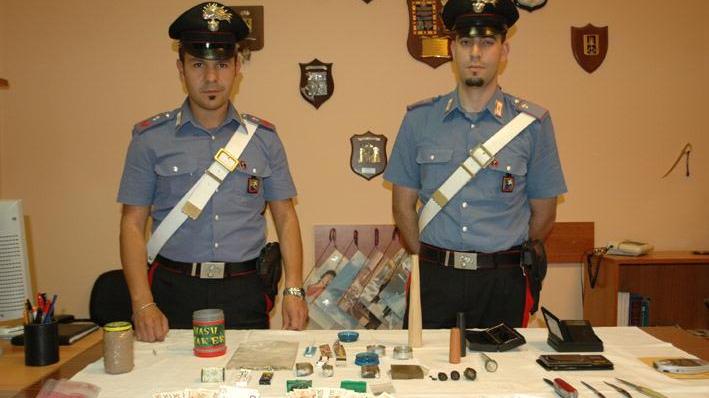 Carabinieri mostrano i risultati di un blitz antidroga (foto d'archivio)