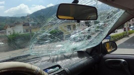 Coppia ferrarese travolta da un pirata, lei è grave