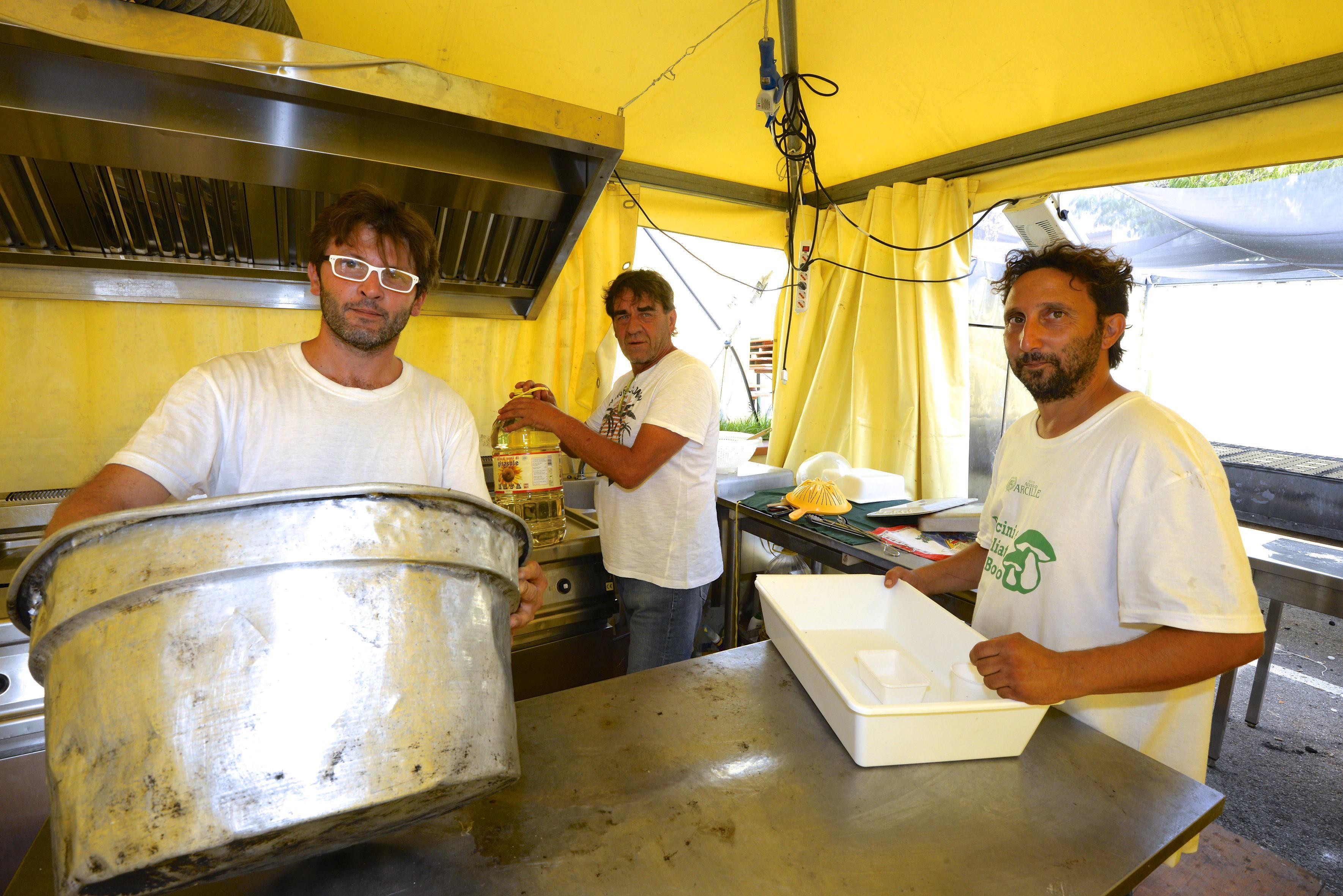 Da sinistra Adriano Anselmi, Daniele Gallorini, Sergio Bisdomini nella cucina della sagra dell'Atletico (foto Bf) 