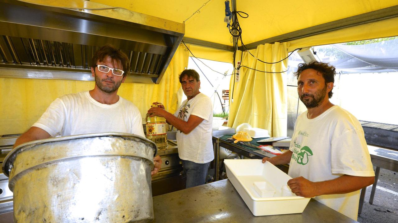 Da sinistra Adriano Anselmi, Daniele Gallorini, Sergio Bisdomini nella cucina della sagra dell'Atletico (foto Bf)