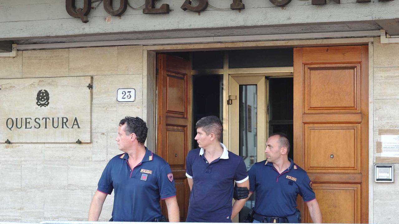 L'arrestato viene portato in tribunale dai poliziotti della Volante (foto Gori)