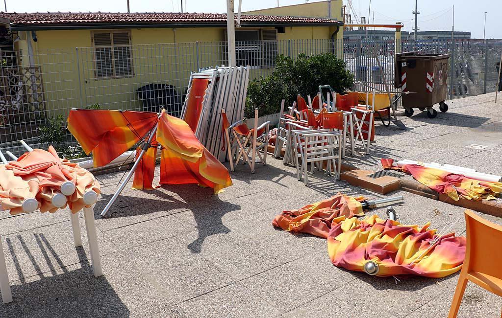 Uno dei bagni di Marina di Carrara danneggiati dalla tromba d'aria