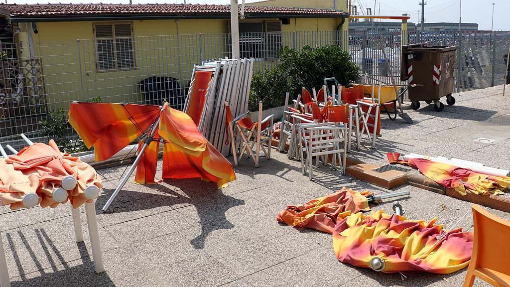 Uno dei bagni di Marina di Carrara danneggiati dalla tromba d'aria