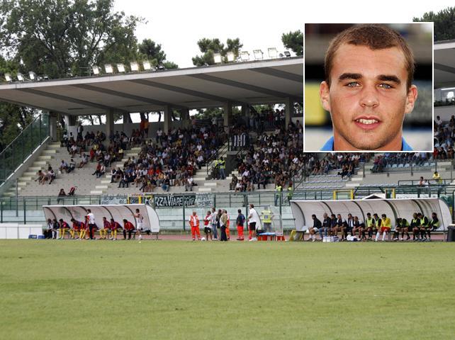 Fulmine sulla tribuna, calciatore fugge negli spogliatoi