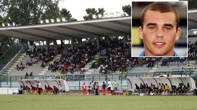 Fulmine sulla tribuna, calciatore fugge negli spogliatoi
