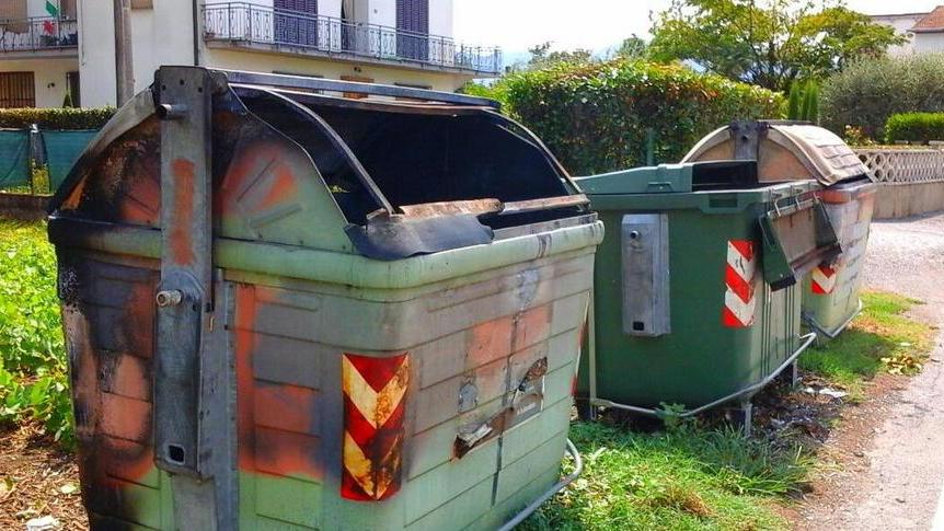 Due esplosioni, poi il rogo, incendiati tre cassonetti