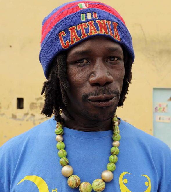Ousmane senza denti per le torture subite