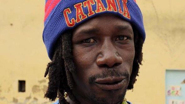 Ousmane senza denti per le torture subite