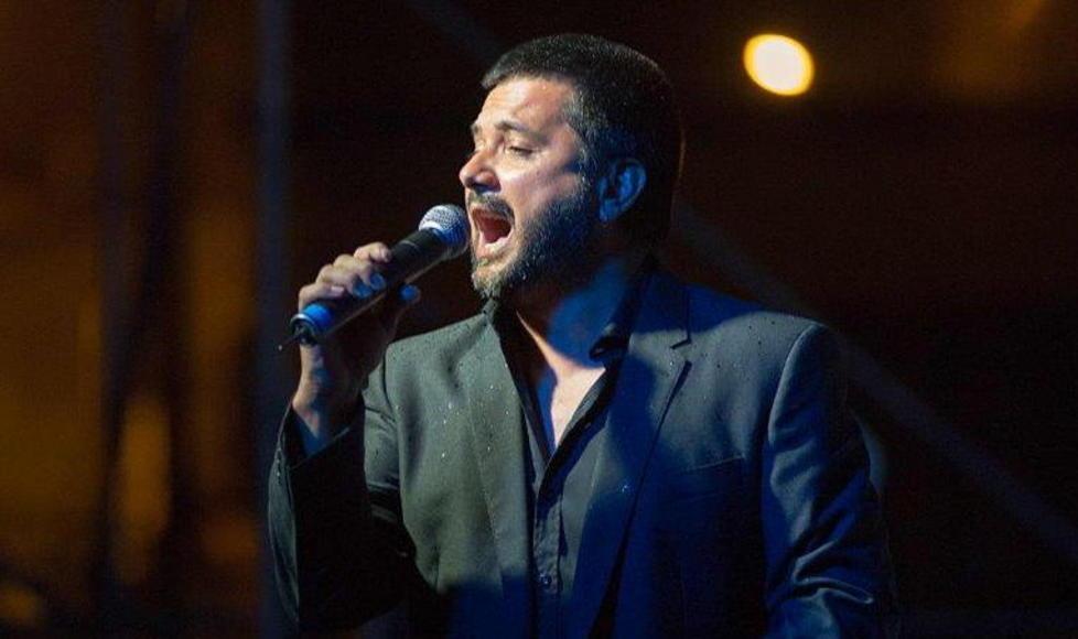La star argentina Rojas incanta sotto la pioggia