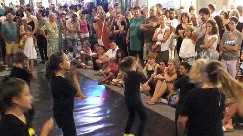 Migliaia di persone celebrano il successo della Notte bianca
