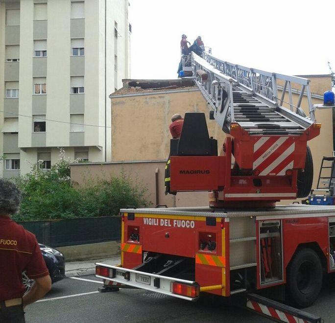 Crolla il tetto di una palazzina 