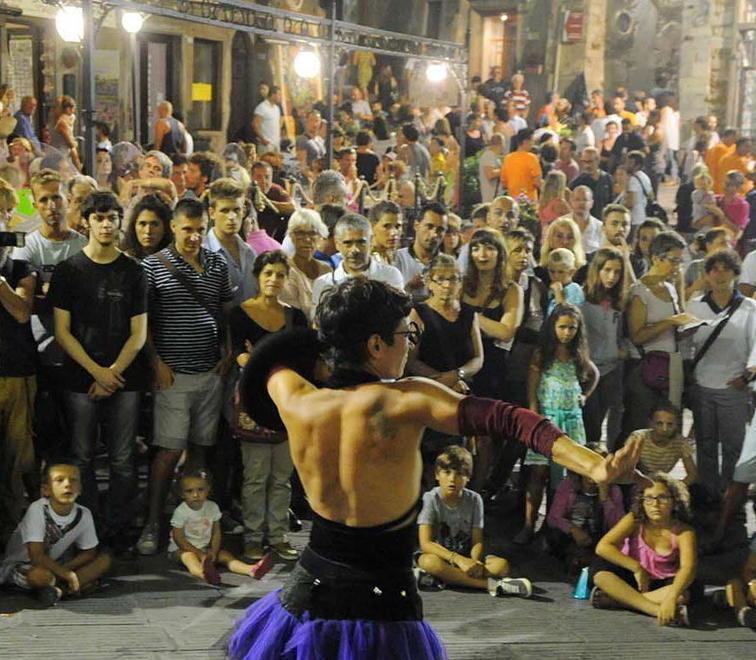 Festival di teatro nelle vie del borgo al via a Campiglia