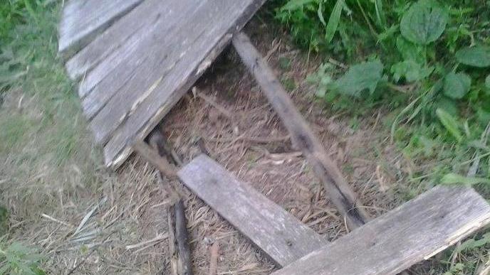 Passerelle rotte, sporcizia e incuria da inizio estate