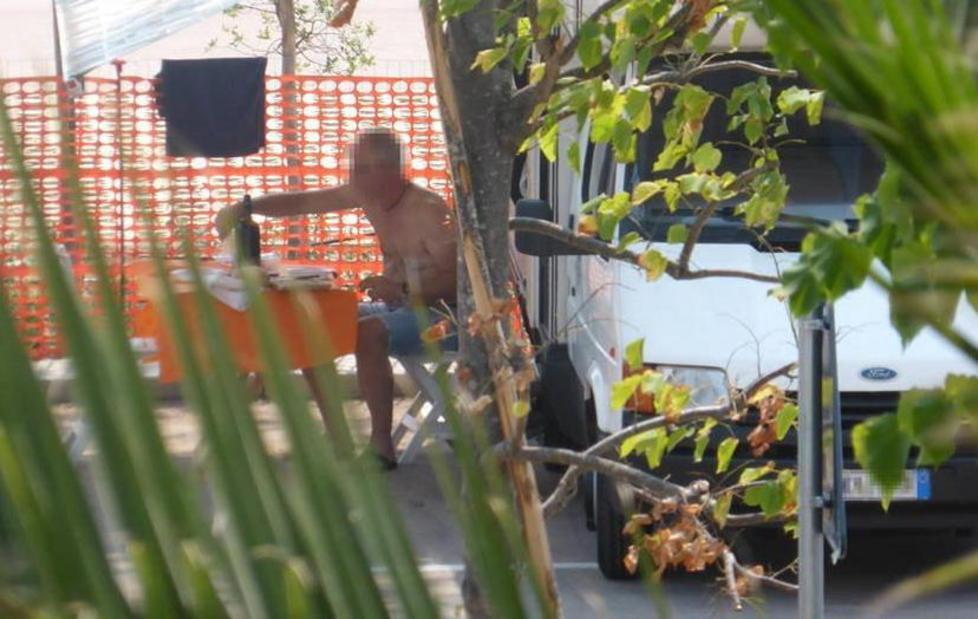 Campeggio selvaggio a Follonica C’è pure chi si denuda tra le auto