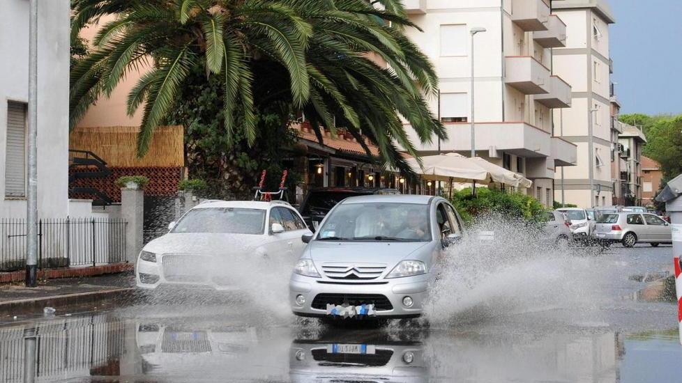 Strade allagate e rami caduti da Montieri a Scarlino
