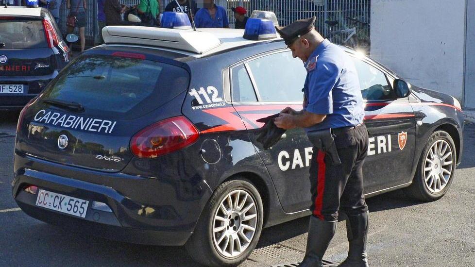 Trova il ladro in giardino Lo insegue a piedi scalzi