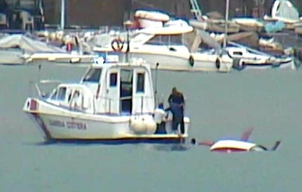 Naufragano davanti al porto, salvati 