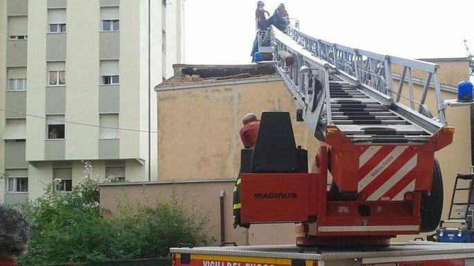 Crolla il tetto di una palazzina