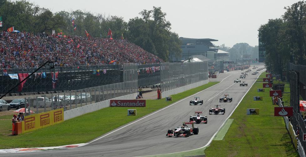 Tifosi ai box e nella pit lane per il Gran Premio di Monza