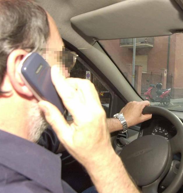 Giro di vite contro chi guida al cellulare 