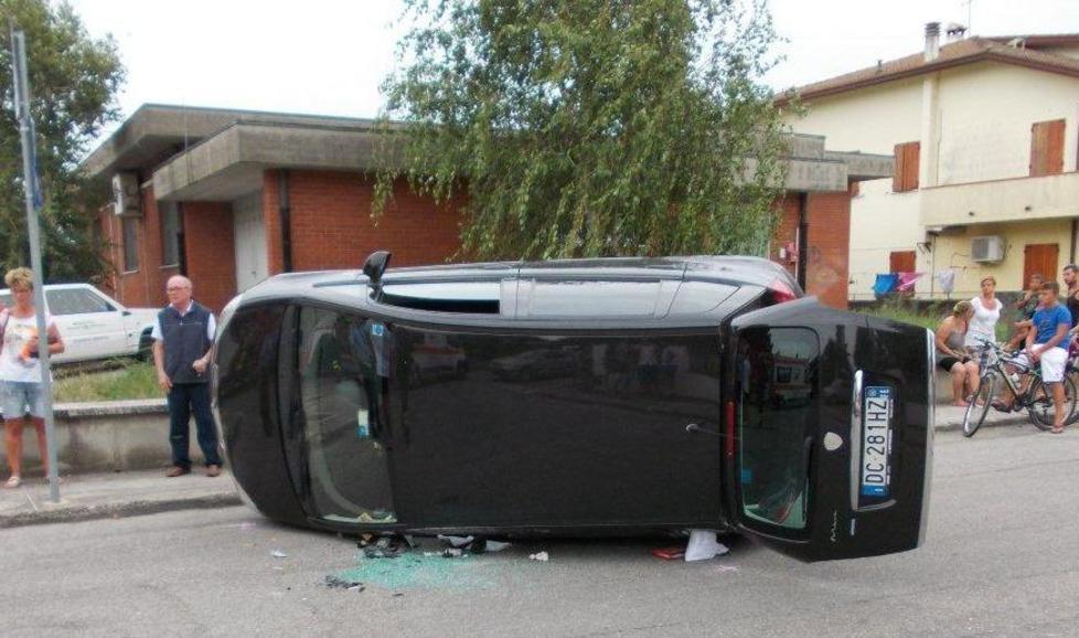 Scontro all’incrocio: auto si ribalta, coniugi all’ospedale