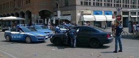 Auto abbandonata e blitz delle volanti