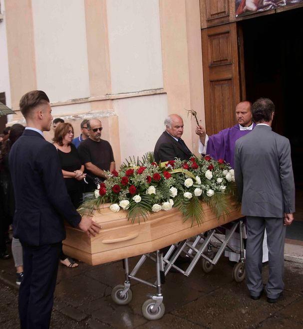 Il figlio è sempre grave ieri l’addio alla madre